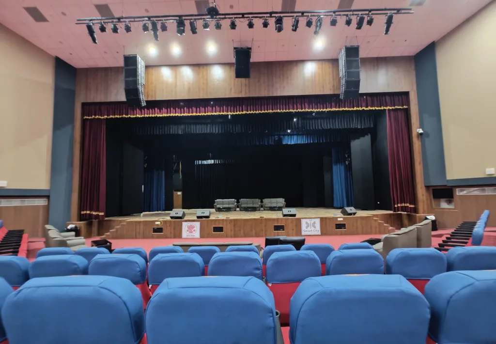 LED walls vs projectors auditorium display solutions AV setup for auditoriums LED wall benefits projector advantages best display for auditoriums